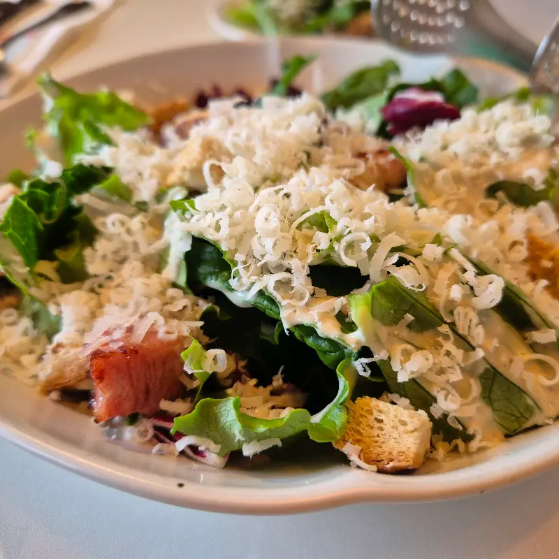 신선한 채소가 가득한 샐러드