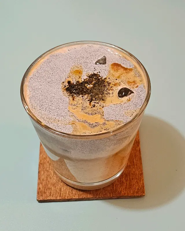 고매 크림 라떼의 모습. 흑임자 크림이 에스프레소와 조화롭게 섞여 있다.