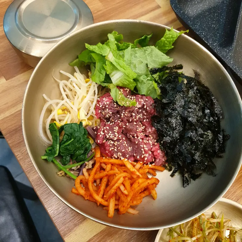 놋그릇에 담겨 나온 육회비빔밥