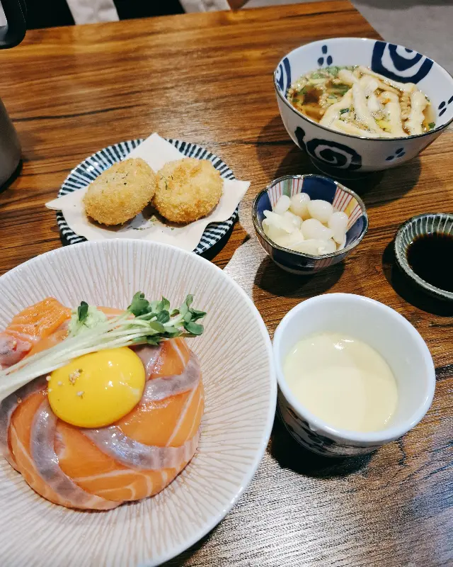 테이블 위에 놓인 카이센동, 고로케, 미니우동