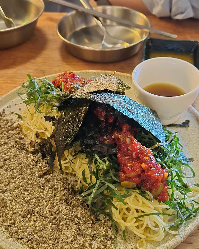 들깨청어알김파스타의 독특한 비주얼