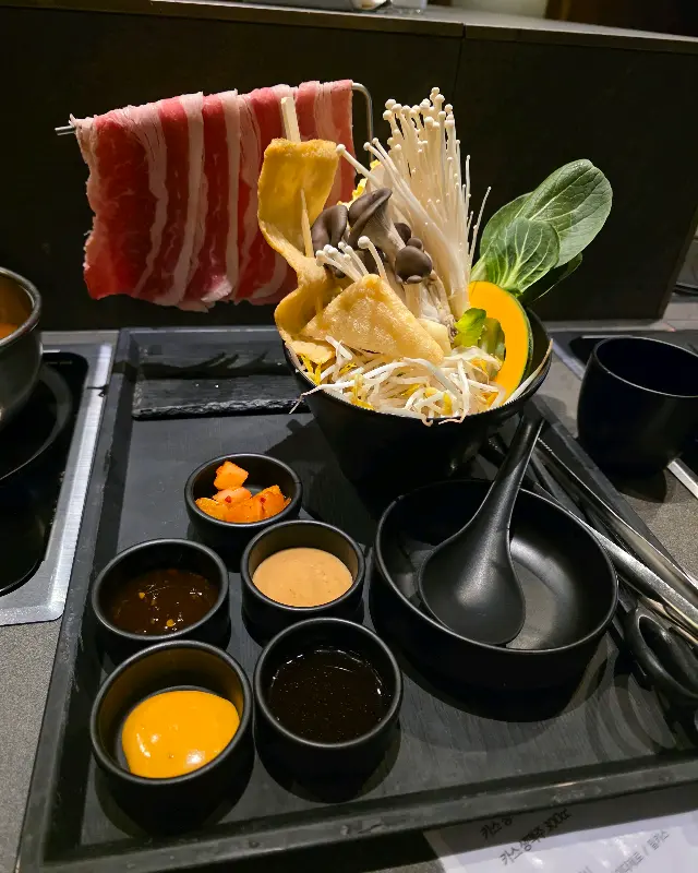 싱싱한 고기와 채소가 한 눈에 보이는 세팅