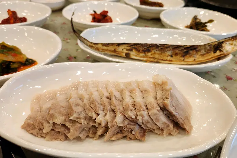 윤기가 흐르는 수육과 노릇하게 구워진 조기