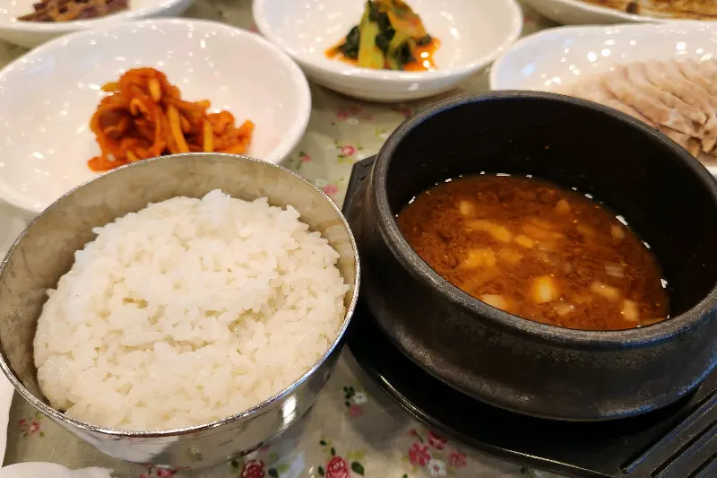 밥과 된장찌개가 함께 놓인 모습