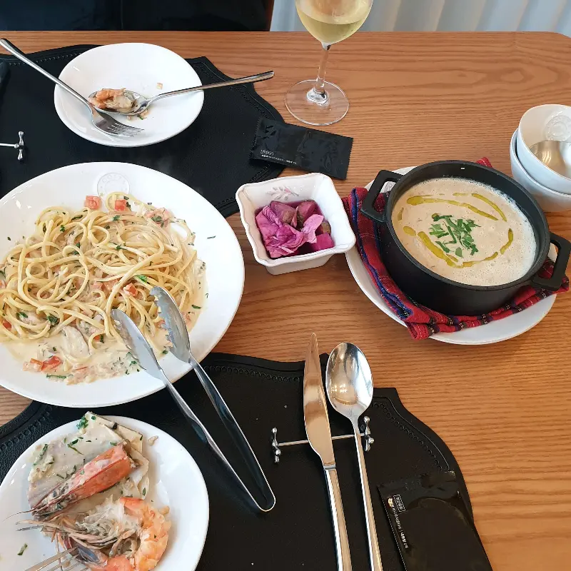 테이블 가득 차려진 음식