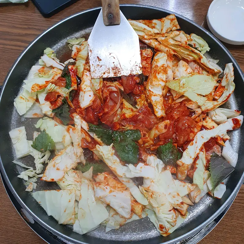 푸짐하게 익어가는 닭갈비