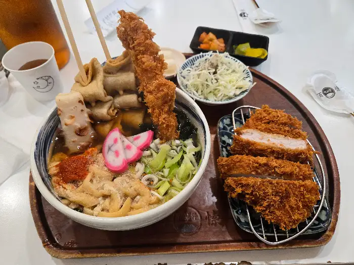 다양한 어묵과 튀김이 올라간 우동