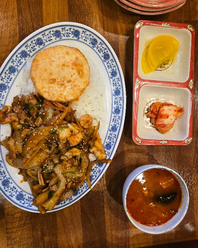 볶음밥과 짜장 소스의 조화