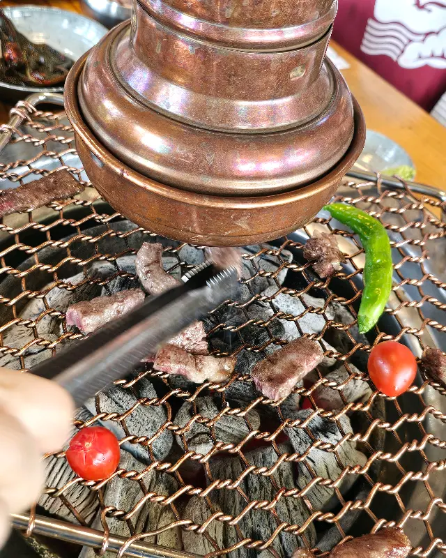 숯불 위에서 익어가는 한우