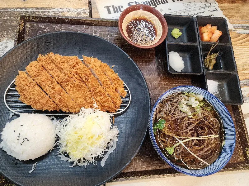 돈까스 정식과 냉모밀 세트