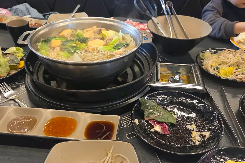 샤브샤브 냄비와 월남쌈 재료