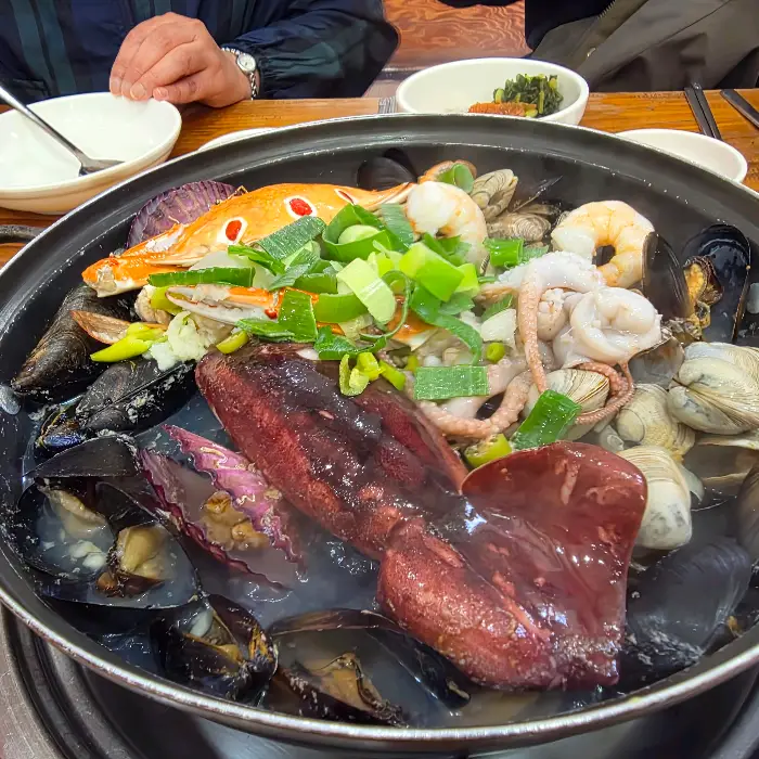 푸짐한 해물왕창칼국수