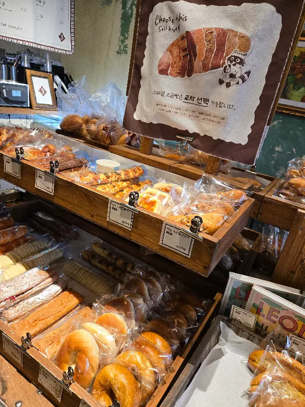 다양한 종류의 빵이 진열된 모습
