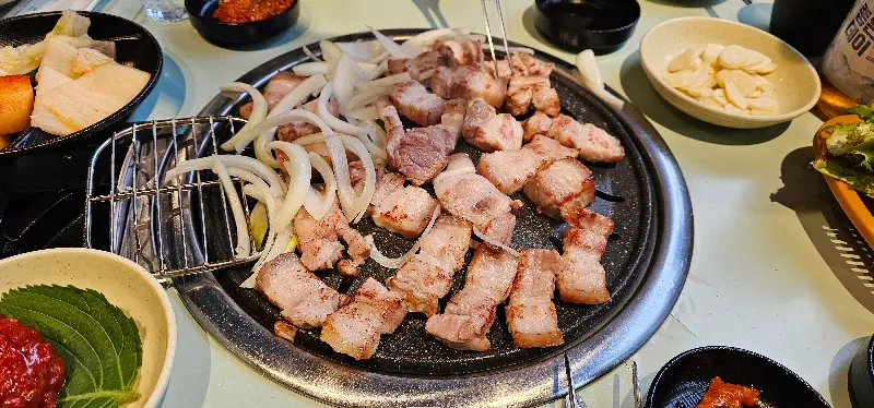 초벌된 삼겹살과 양파의 조화