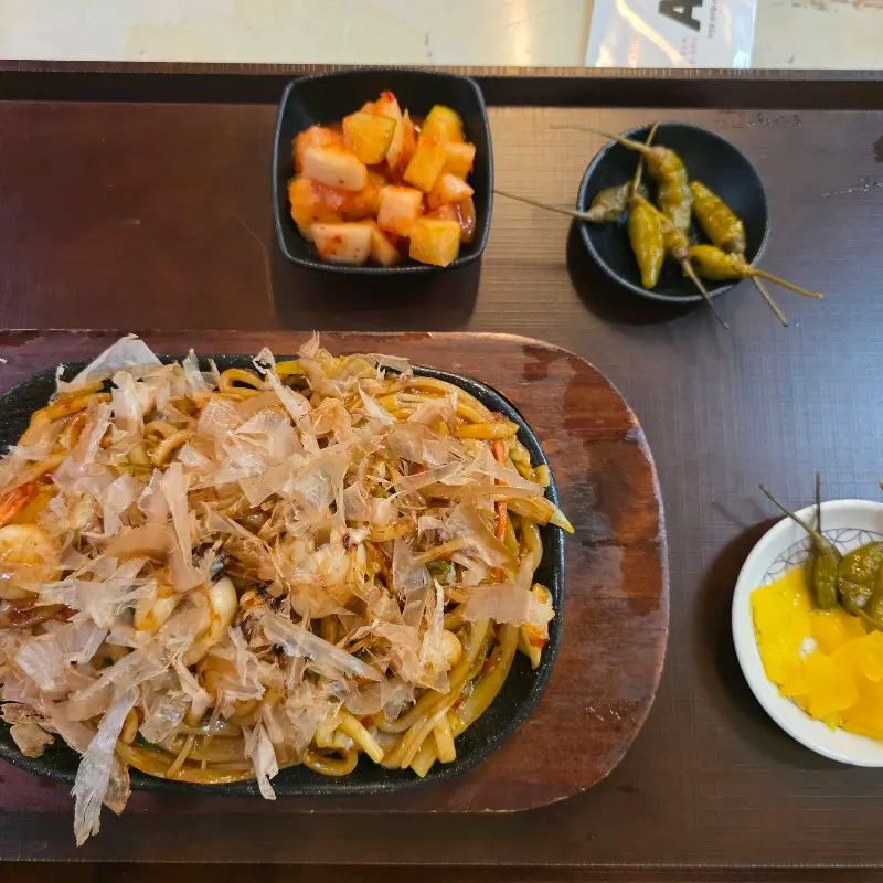 가쓰오부시가 듬뿍 올라간 야끼우동