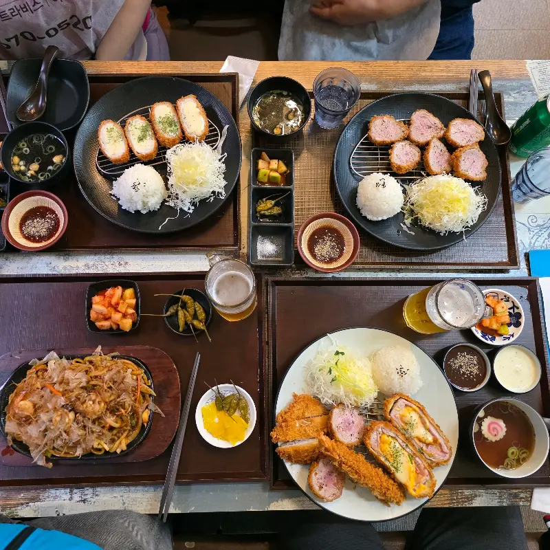 푸짐하게 차려진 돈까스, 야끼우동, 샐러드
