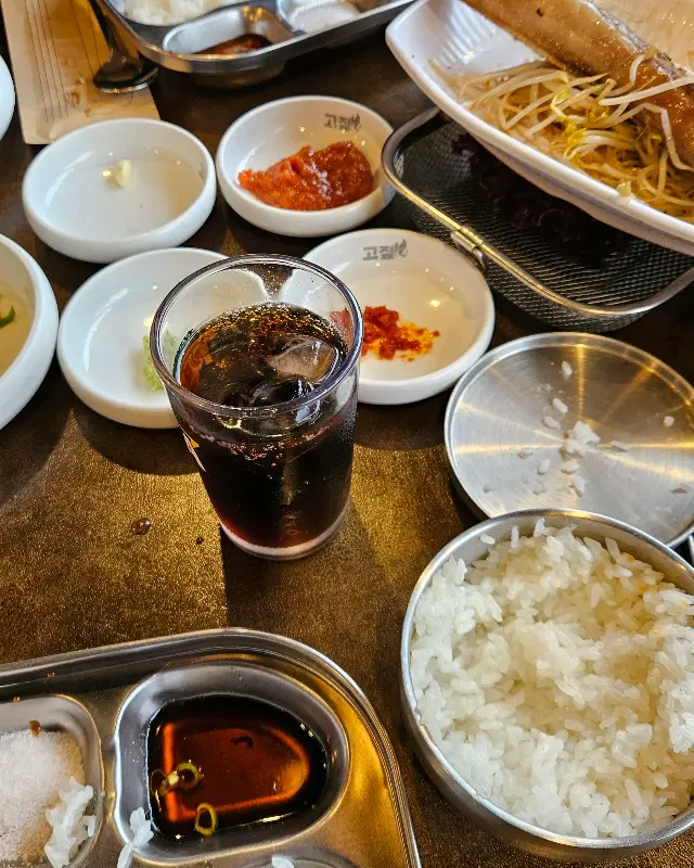 우대갈비와 곁들여 먹기 좋은 다양한 소스와 밥