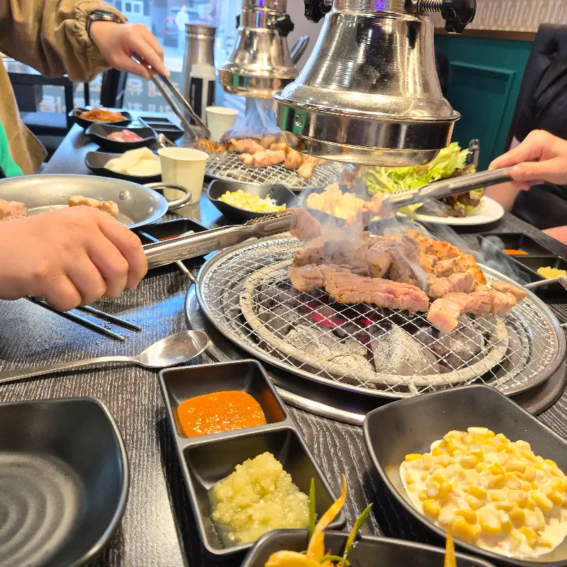 숯불 위에서 지글거리는 초벌 삼겹살의 향연