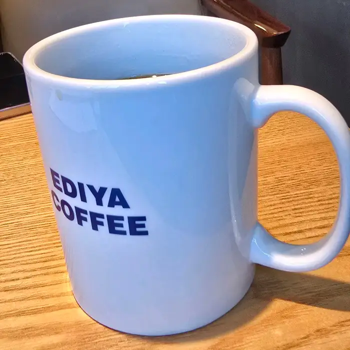 EDIYA COFFEE 로고가 새겨진 머그잔