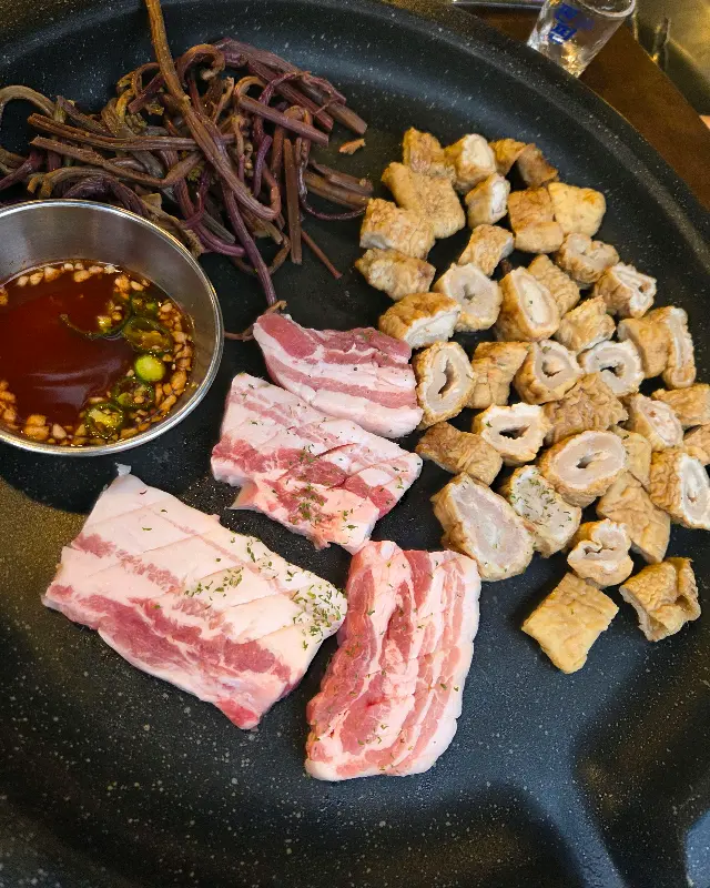 푸짐한 한 상 차림, 막창과 삼겹살의 완벽한 조화