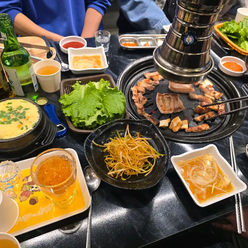 한 상 가득 차려진 고기