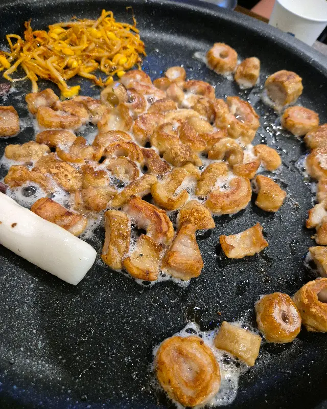 지글지글 익어가는 막창, 술 한 잔이 절로 생각나는 비주얼