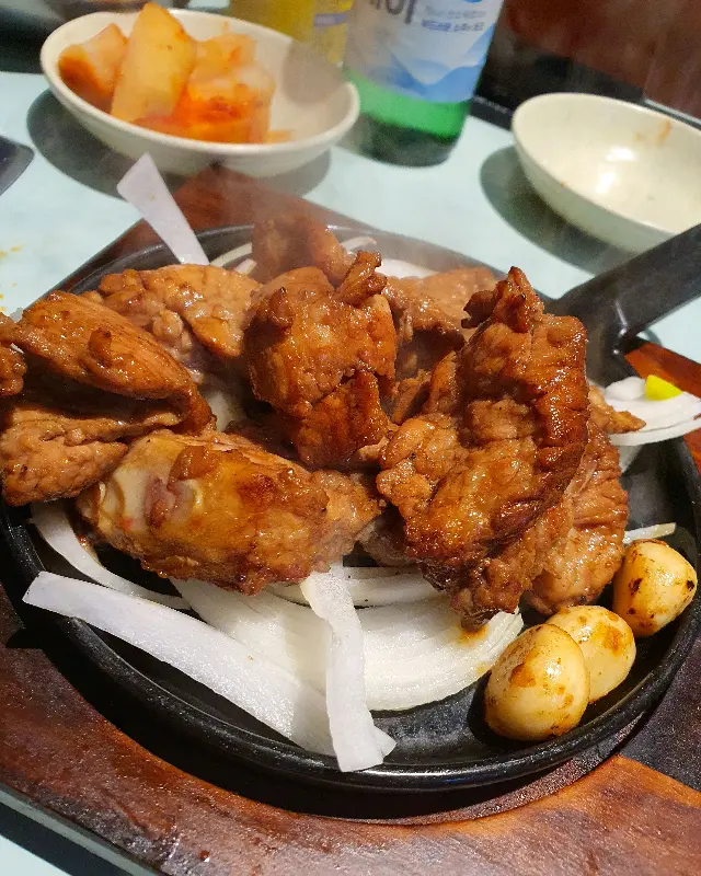 윤기가 좔좔 흐르는 숯불갈비