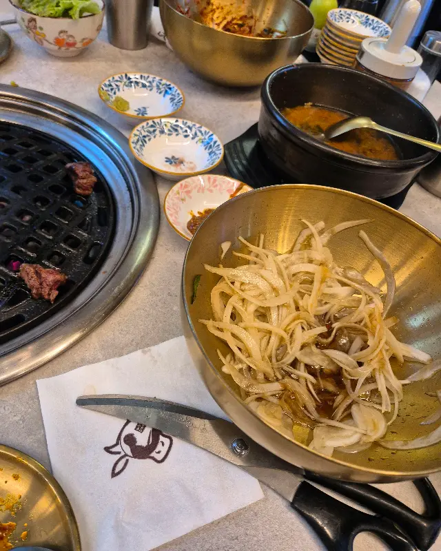 푸짐한 밑반찬과 고기의 모습