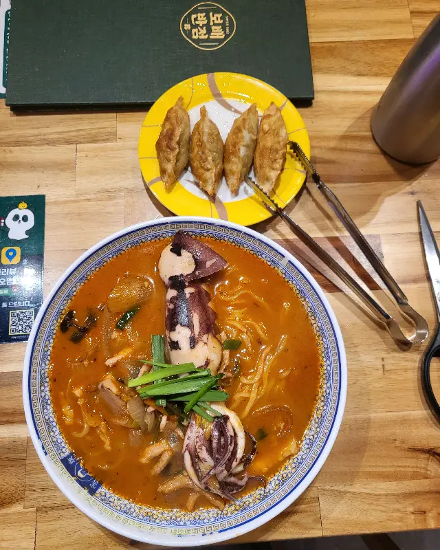 통오징어 짬뽕과 군만두