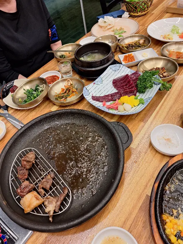 다채로운 밑반찬과 구워지고 있는 꽃등심