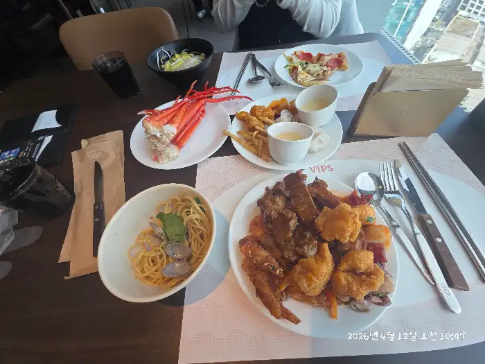 창가 자리에서 바라본 부산항 뷰와 테이블 세팅