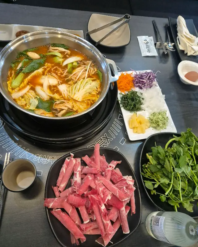 테이블 가득 차려진 샤브샤브 재료