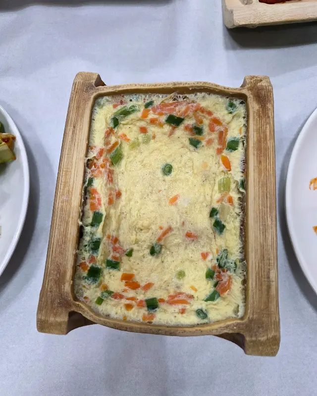 대나무 틀에 담긴 계란찜