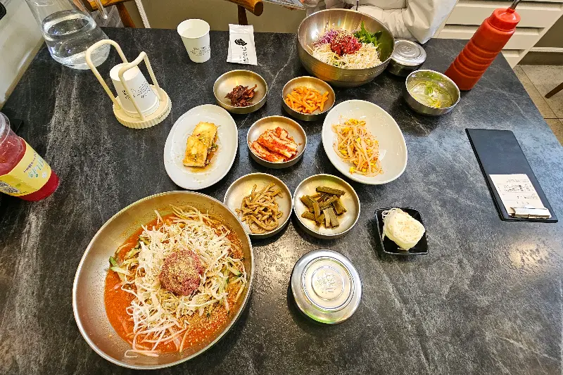 육회비빔밥과 밑반찬
