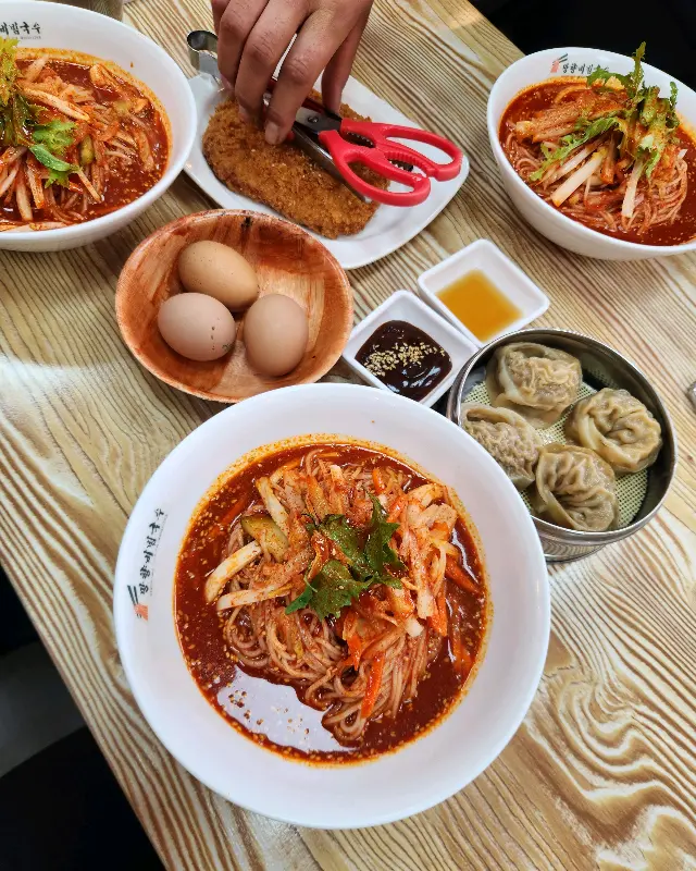 푸짐한 한 상 차림 (비빔국수, 돈까스, 만두 등)