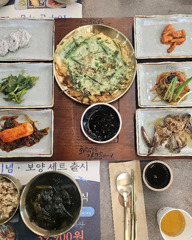 다채로운 밑반찬 구성