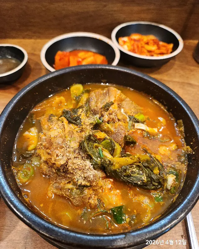 뚝배기에 담긴 얼큰해장국