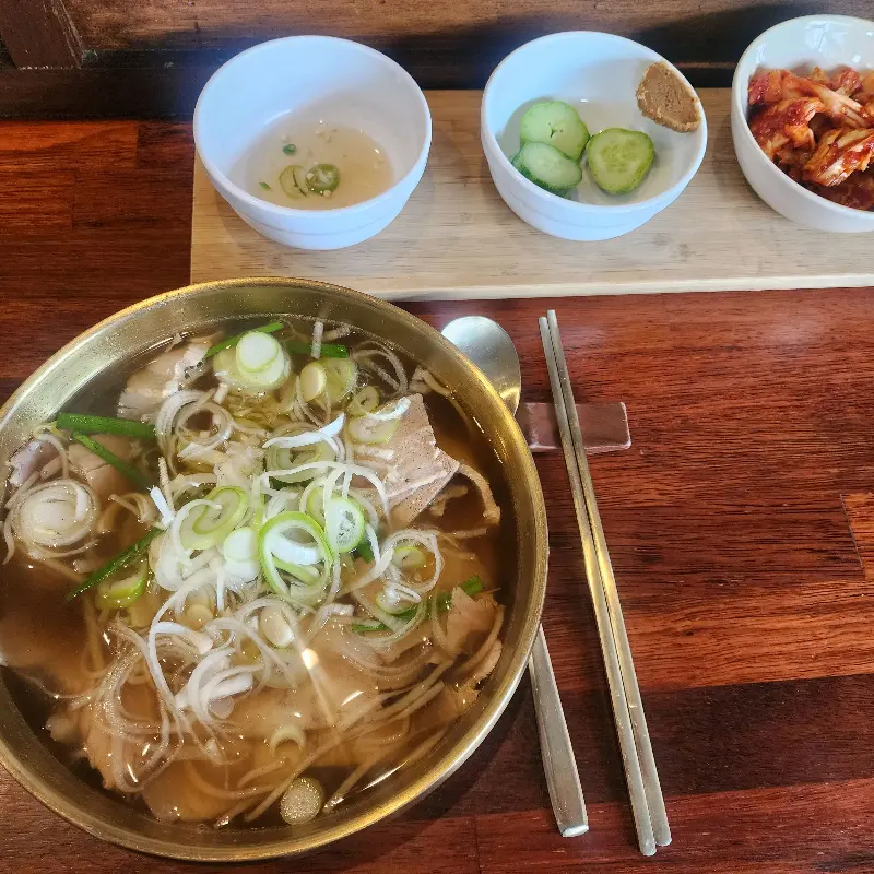 놋그릇에 담긴 곰탕과 반찬