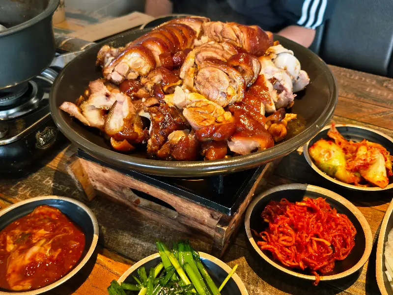 푸짐하게 차려진 족발 한 상