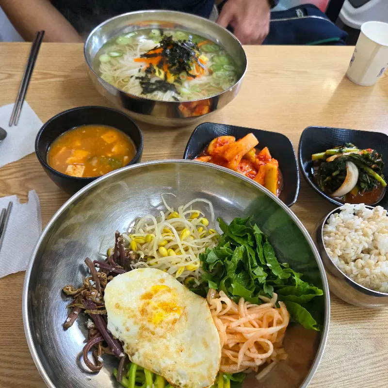 국수와 비빔밥 한 상 차림