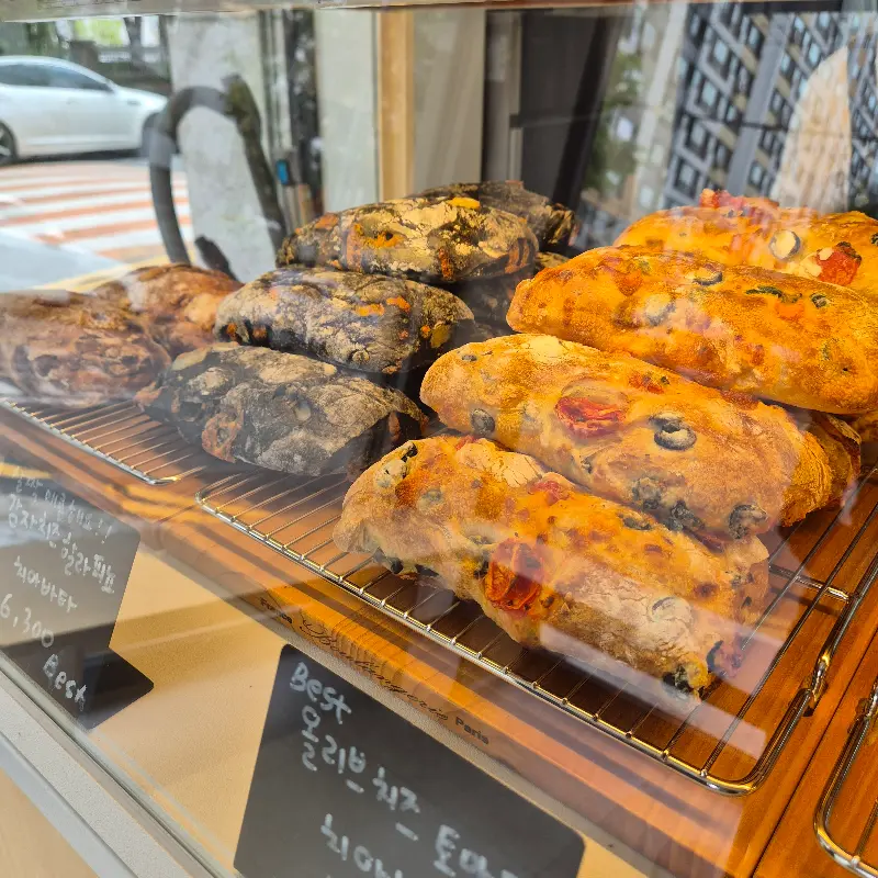 다양한 빵 진열 모습