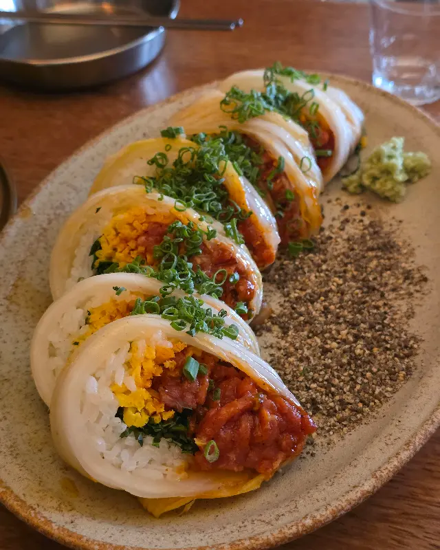 눈으로도 즐거운 묵은지 육회마끼