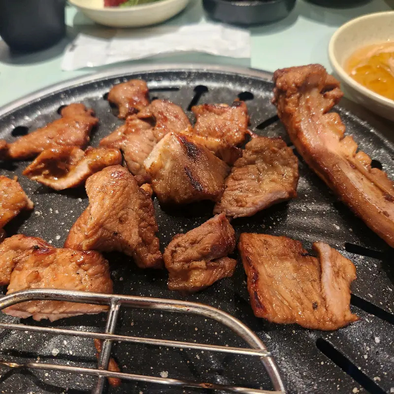 숯불에 구워지는 갈비