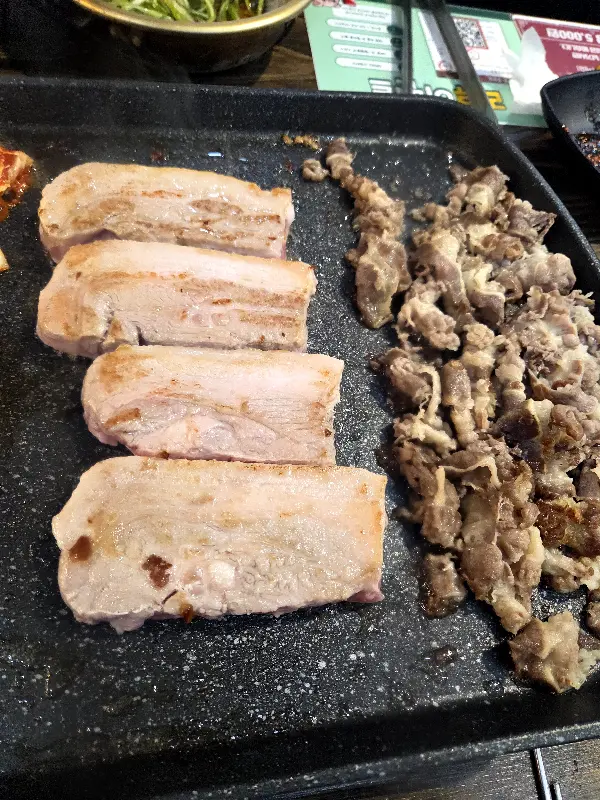 두툼한 삼겹살과 대패삼겹살