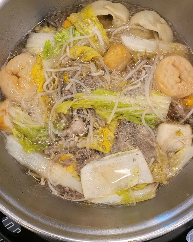 냄비 안에서 끓고 있는 샤브샤브