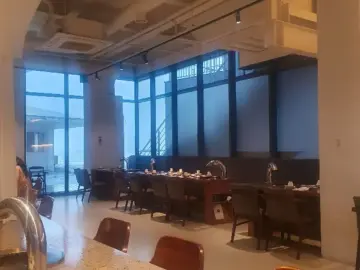 협재 바다 품은 잉겅, 제주 맛집에서 흑돼지의 미학을 만나다