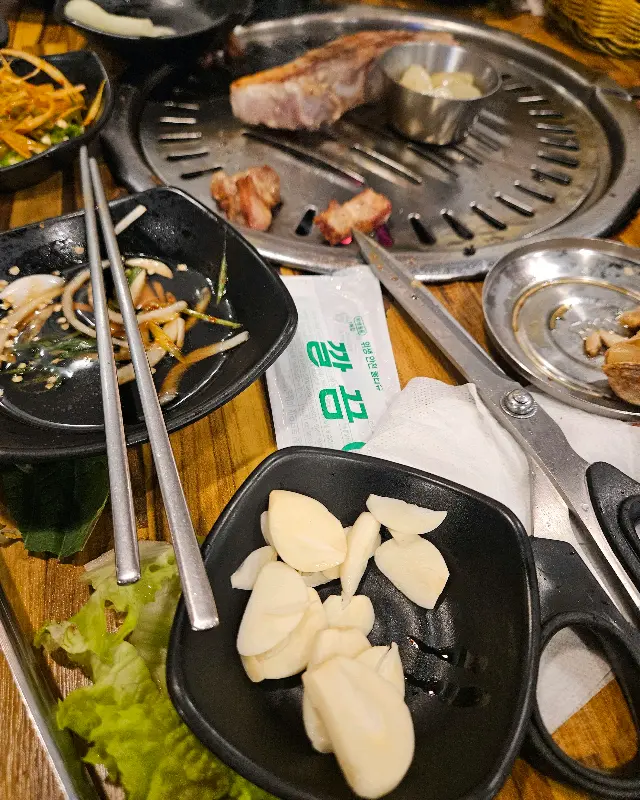 멜젓에 찍어먹는 제주 오겹살