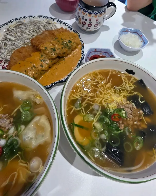 뽀얀 국물에 만두가 몽글몽글 떠 있는 완당면과 바삭한 돈까스