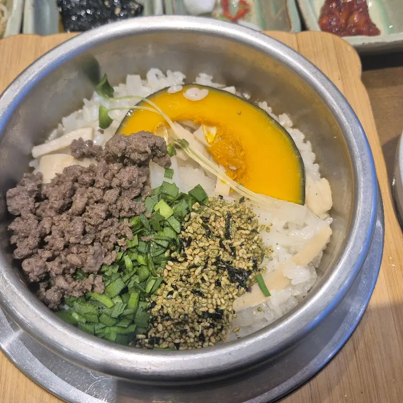 스테이크 솥밥의 클로즈업 사진