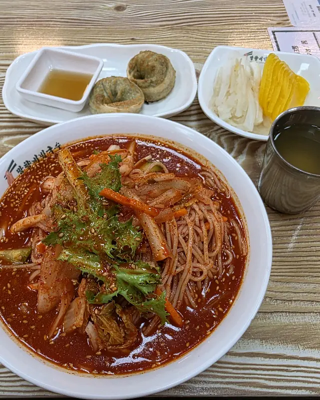 비빔국수와 환상궁합 자랑하는 갈비만두